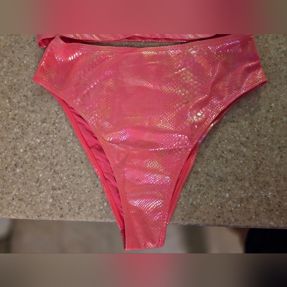 Bikini - Picture 2 of 7